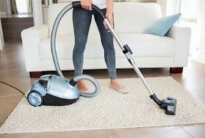 Passer l'aspirateur sur un tapis en coton