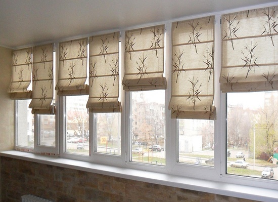 Roman blinds para sa balkonahe