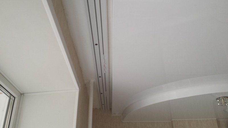 Bagaimana untuk menyembunyikan cornice di bawah drywall