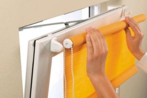 Removing roller blinds