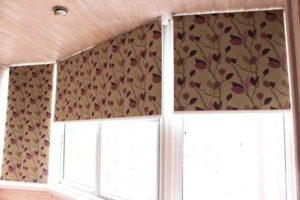 Attaching roller blinds to the ceiling