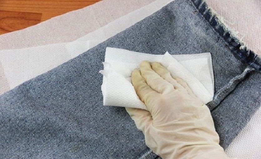 Métodos para remover manchas de graxa de jeans usando métodos mecânicos