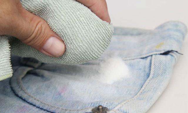 Como remover mancha de graxa de jeans usando sal