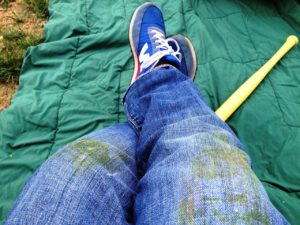 Jeans bernoda di atas rumput