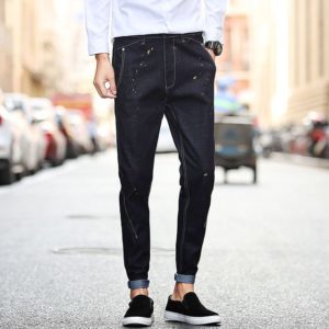 Modello di jeans da uomo