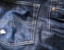 Mengunyah gula-gula getah pada seluar jeans