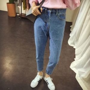 Banana jeans with sneakers