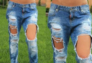 Grandes buracos em jeans