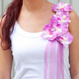 Popular ways to inexpensively decorate a white T-shirt