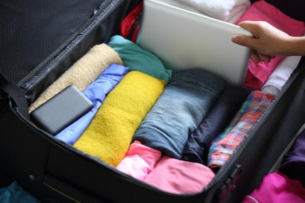 Vêtements pliés dans une valise