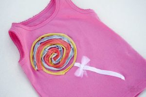 Decoración de una camiseta infantil.