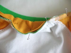 Unusual ways to process the neck of a T-shirt made from knitwear