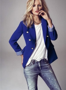 blaue Jacke mit Jeans