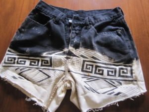 Gebleekte grafische shorts