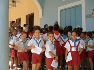 Escolares cubanos en pantalones cortos