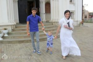 niño en pantalones cortos en la iglesia