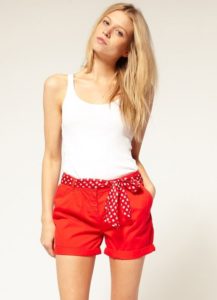 rote Shorts - sportlicher Stil