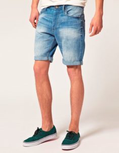 maong shorts at sapatos para sa mga lalaki