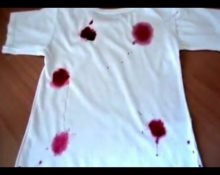 mantsa ng raspberry sa isang puting T-shirt