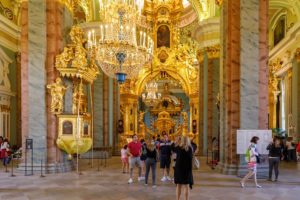 turista rövidnadrágban a templomban