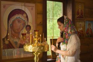 mujer en la iglesia