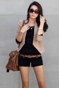  Braune Damenjacke unter Shorts