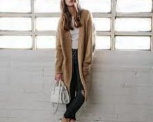 Cardigan bege com bolsa prateada e botas combinando