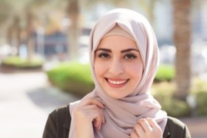 Wie man einen Hijab aus einem Schal bindet