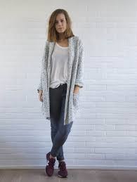 Cardigan uten knapper med jeans