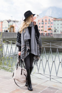 Romantischer Herbstlook mit Poncho