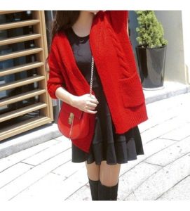 Rote Strickjacke