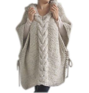 Gebreide poncho geeft een gevoel van warmte en comfort