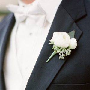 Boutonniere aus natürlicher Rose