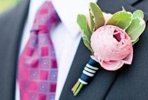 Boutonnière rose artificielle