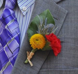 Boutonniere gemaakt van natuurlijke bloemen