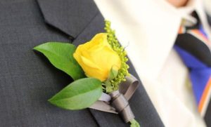 Keinotekoinen keltainen ruusu boutonniere