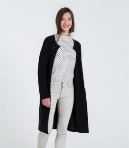 Lange schwarze Strickjacke