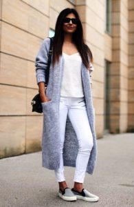 Slip-on sotto un cardigan lungo