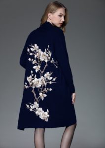 cappotto con decoro floreale