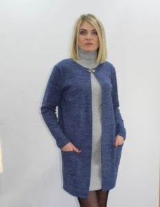 Brosche als Verschluss für eine Strickjacke