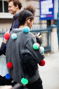 Áo len cardigan ngắn có quả pom-pom