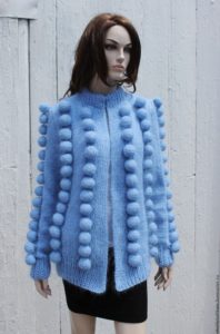 Strickjacke mit Pompons