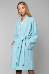 Cardigan biru dengan tali pinggang