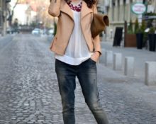 come indossare una giacca beige