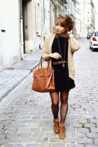 Bolso grande para un look con cardigan