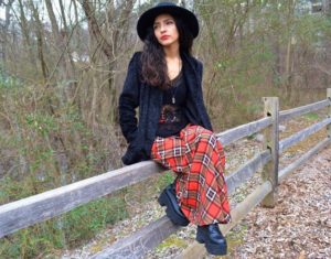 Look insolito con gonna tartan e cardigan