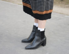 botas negras con calcetines blancos