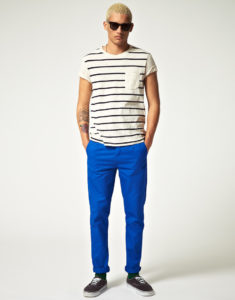 pantaloni blu con maglia a righe