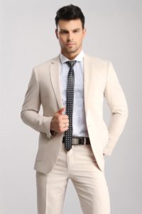 Chaqueta blanca con pantalón blanco.