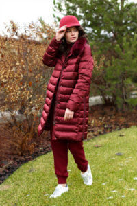 Jaket Burgundy Puffer dengan Kasut Olahraga Putih